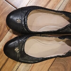 Tory Burch black leather ballet flat size 9M, snake embsd, smooth toe. Gold logo
